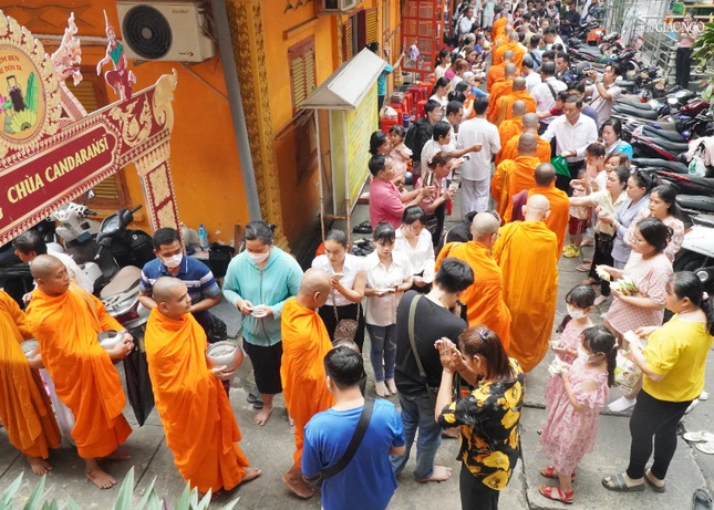 Thành kính cúng dường