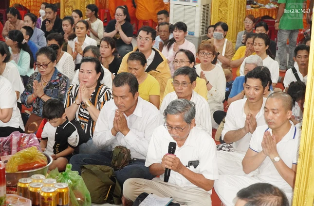 Phật tử tác bạch dâng cúng trai Tăng