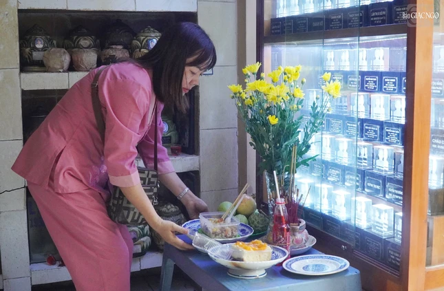 Phật tử dâng cúng hoa, quả, thức ăn lên người thân đã mất