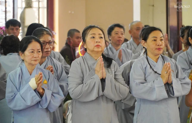Phật tử trở về chùa thành kính tưởng niệm ân sư Phật tử trở về chùa thành kính tưởng niệm ân sư