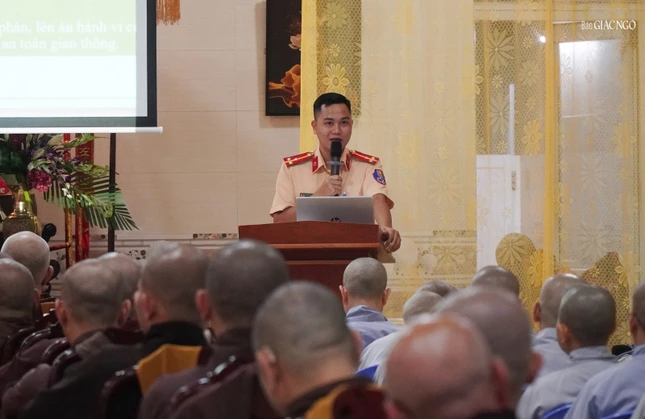 Thượng úy Đặng Duy Khánh báo cáo chuyên đề về an toàn giao thông