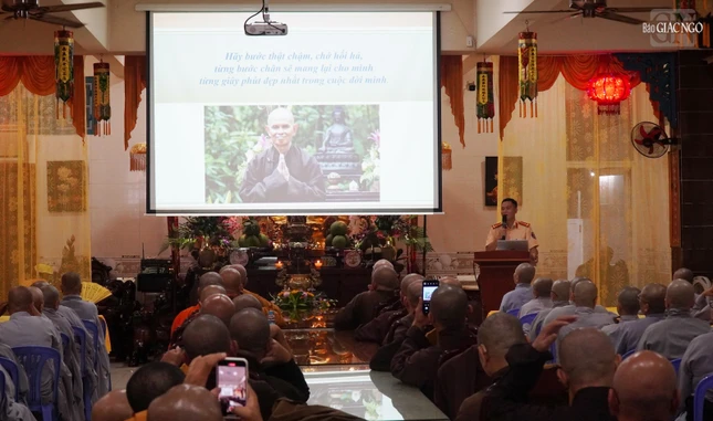 Công an Q.Gò Vấp tuyên truyền, phổ biến đến Tăng Ni, Phật tử về việc đảm bảo trật tự, an toàn giao thông