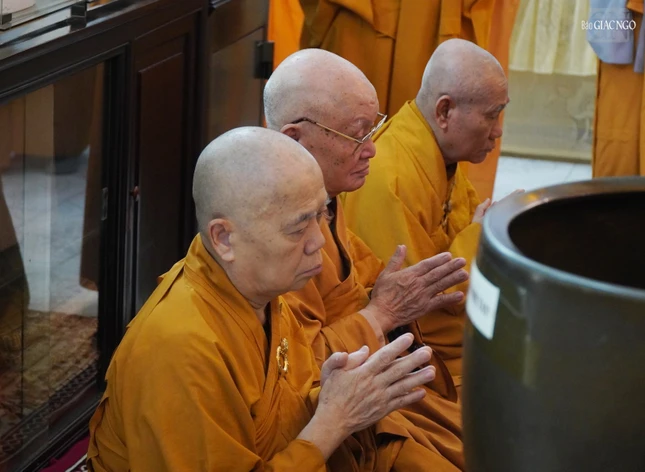 Chư tôn đức chứng minh