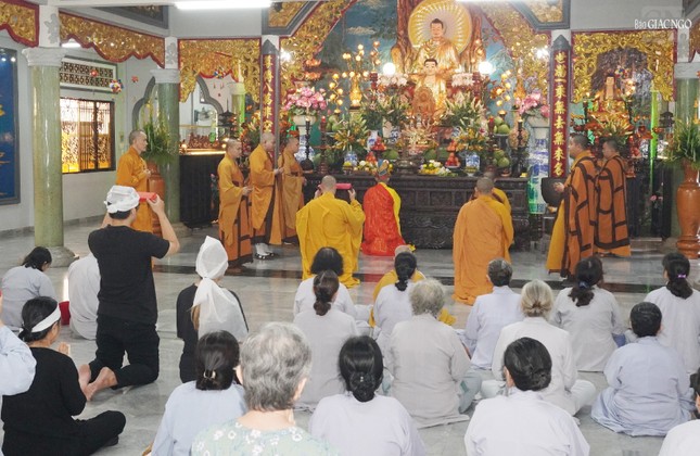 Trước đó là khóa lễ cúng ngọ tại chánh điện