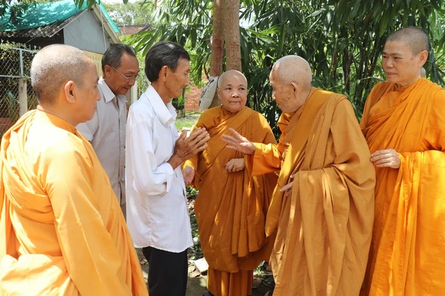 Chư Ni khảo sát tại địa điểm xây dựng nhà tình thương tặng gia đình ông Lê Văn Bé Sáu