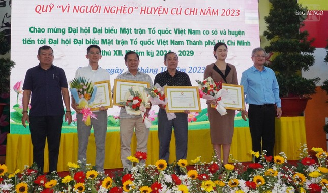 Ông Lê Thanh Phong, Phó Bí Thư Thường trực Huyện ủy H.Củ Chi và ông Dương Văn Duyên, Ủy viên Ban Thường vụ Huyện ủy, Trưởng ban Dân vận Huyện ủy trao thư cảm đến doanh nghiệp Ông Lê Thanh Phong, Phó Bí Thư Thường trực Huyện ủy H.Củ Chi và ông Dương Văn Duyên, Ủy viên Ban Thường vụ Huyện ủy, Trưởng ban Dân vận Huyện ủy trao thư cảm đến doanh nghiệp