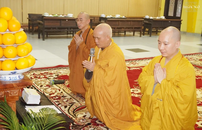 Thượng tọa Thích Giác Dũng đại diện chư tôn đức tác bạch cúng dường trai Tăng Thượng tọa Thích Giác Dũng đại diện chư tôn đức tác bạch cúng dường trai Tăng