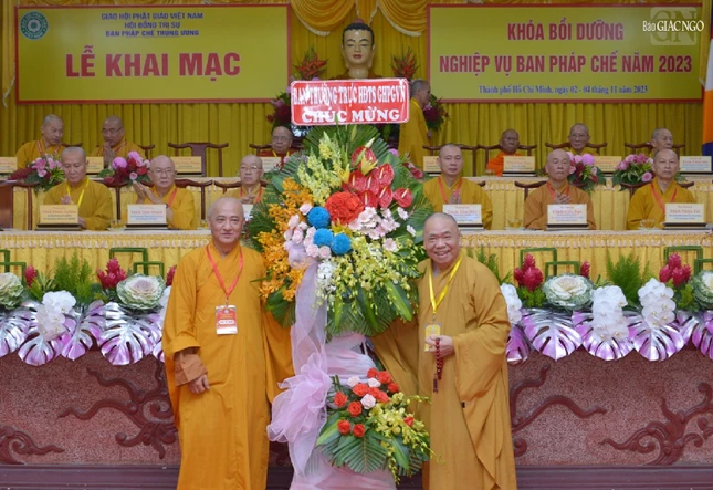 Hòa thượng Thích Thiện Pháp trao tặng lẵng hoa chúc mừng của Ban Thường trực Hội đồng Trị sự