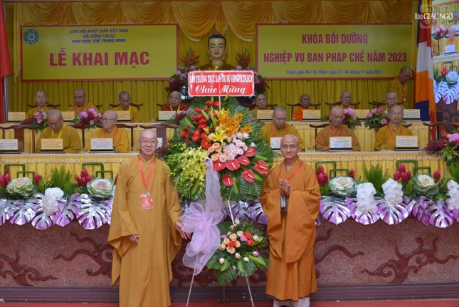 Thượng tọa Thích Thiện Quý, Phó Trưởng ban Trị sự GHPGVN TP.HCM trao lẵng hoa chúc mừng đến Ban Pháp chế T.Ư