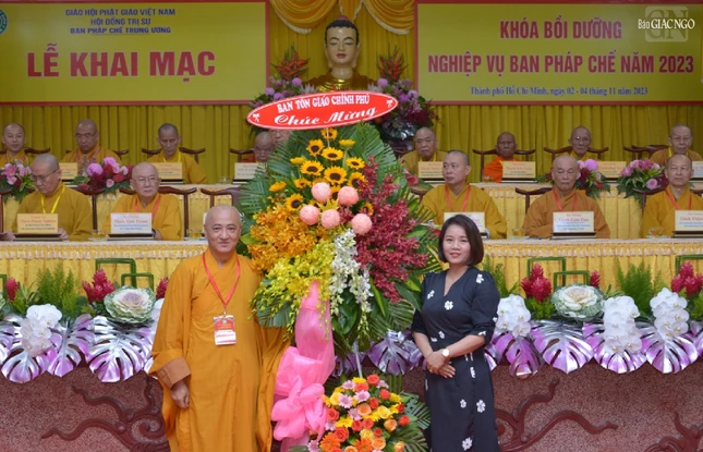 Đại diện Ban Tôn giáo Chính phủ chúc mừng