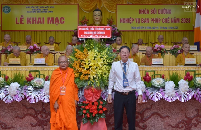 Ông Nguyễn Thành Trung, Phó Chủ tịch Thường trực UBMTTQVN TP.HCM trao hoa chúc mừng