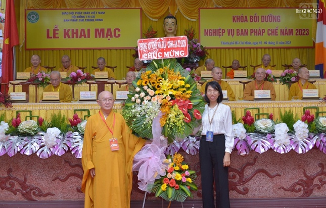 Lẵng hoa chúc mừng của Phòng An ninh nội địa - Công an TP.HCM