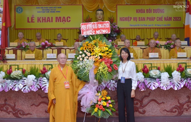 Lẵng hoa chúc mừng của Phòng An ninh nội địa - Công an TP.HCM