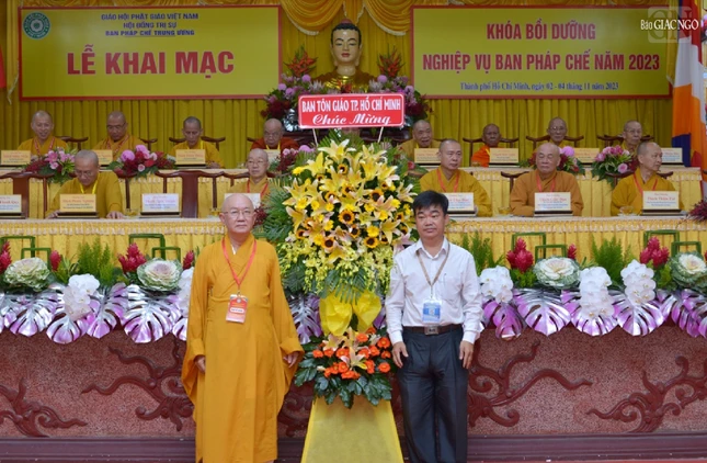 Ông Nguyễn Văn Lượng, Phó Trưởng ban Tôn giáo TP.HCM trao lẵng hoa chúc mừng