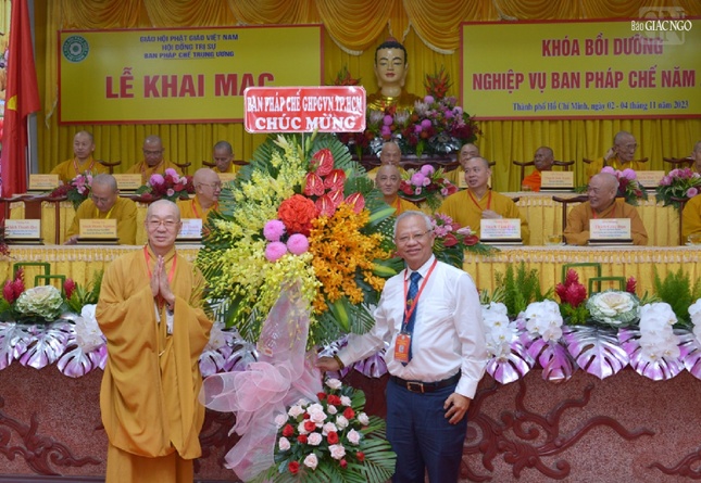 Ban Pháp chế GHPGVN TP.HCM tặng lẵng hoa chúc mừng