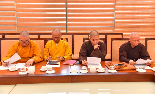 Chư tôn đức tham dự phiên họp Chư tôn đức tham dự phiên họp