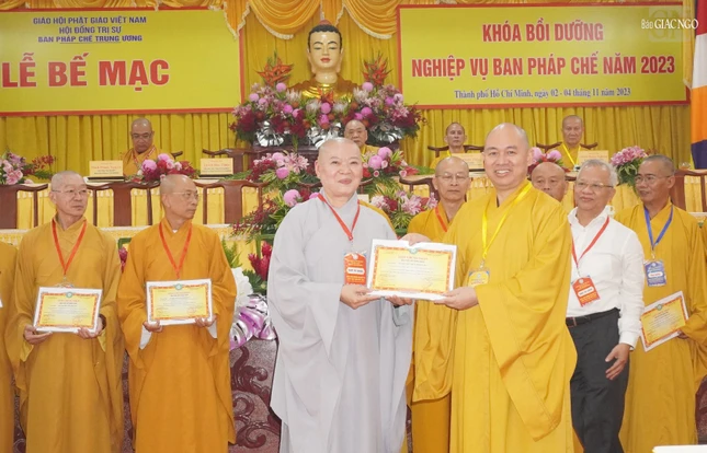 Ni sư Thích nữ Huệ Tuyến, Ủy viên Thường trực kiêm Thủ quỹ Ban Pháp chế T.Ư nhận chứng nhận