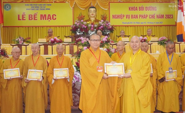 Thượng tọa Thich Đức Thiện trao chứng nhận đến các vị Ban Pháp chế T.Ư