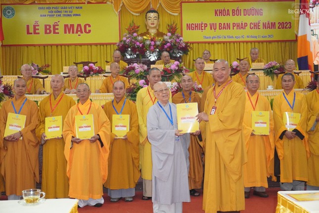 Trao chứng nhận đến Phân ban Ni giới T.Ư