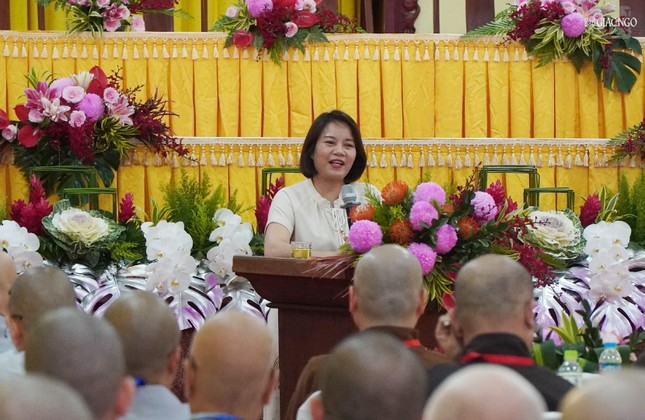 TS.Nguyễn Thị Định, Trưởng phòng Thanh tra pháp chế Ban Tôn giáo Chính phủ triển khai những vấn đề liên quan đến Luật tín ngưỡng, tôn giáo chiều ngày 2-11