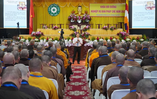 "Pháp luật về đất đai và xây dựng liên quan đến tín ngưỡng, tôn giáo" do ông Nguyễn Khắc Huy, nguyên Vụ trưởng Pháp chế thanh tra Ban Tôn giáo Chính phủ triển khai sáng 3-11