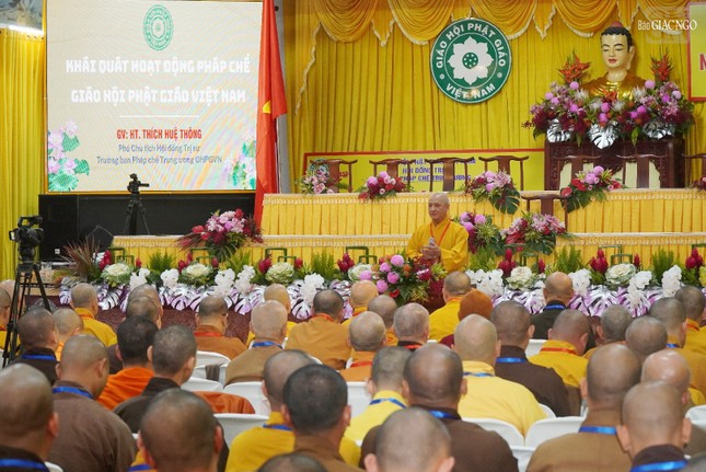 Hòa thượng Thích Huệ Thông triển khai Quy chế ban Pháp chế sáng 4-11