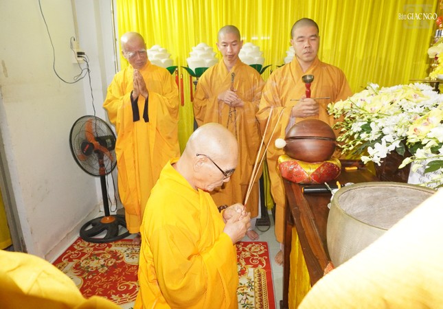 Niêm hương bạch Phật