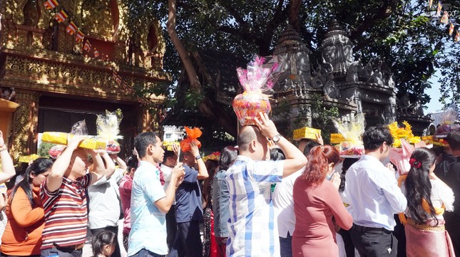 Quả báu của việc dâng y Kathina đặc biệt hơn tất cả mọi quả báu của phước thiện bố thí khác, vì lễ dâng y Kathina được phát sinh một cách hoàn toàn trong sạch