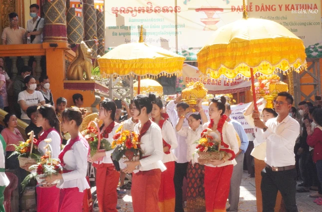 Phật tử nhiễu y ba vòng quanh chánh điện