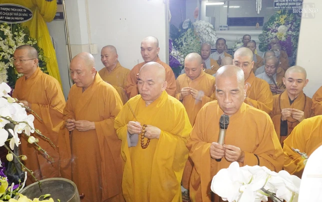 Thường trực Ban Trị sự GHPGVN Q.10 viếng tang Sư cô Thích nữ Huệ Thanh