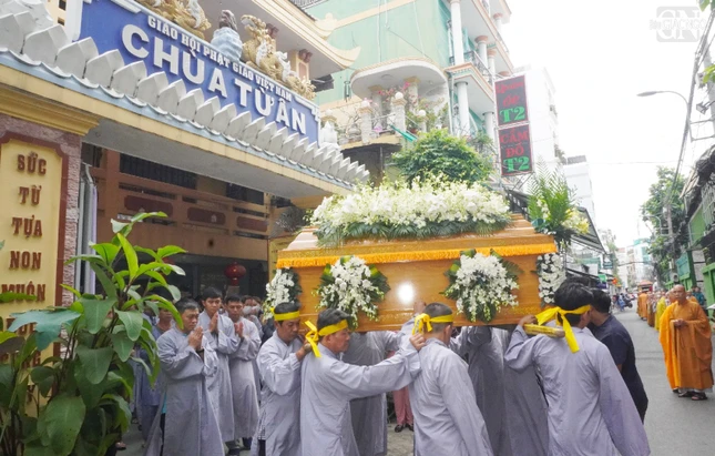 Kim quan Sư cô Thích nữ Huệ Thanh từ từ rời chùa Từ Ân