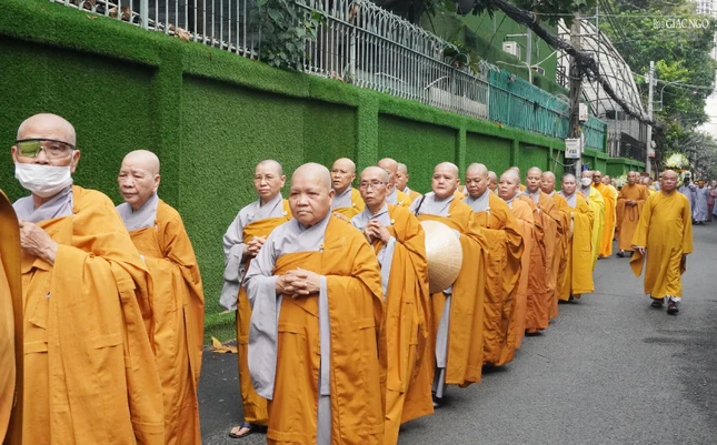 Chư Ni tiễn Sư cô Thích nữ Huệ Thanh