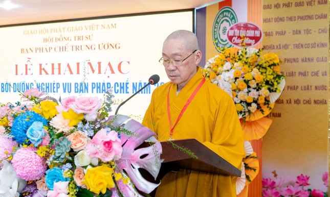 Hòa thượng Thích Hiển Đức báo cáo công tác tổ chức