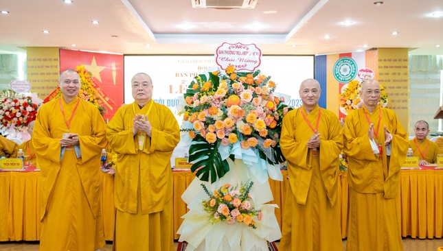 Hòa thượng Thích Thanh Nhiễu trao lẵng hoa chúc mừng của Ban Thường trực Hội đồng Trị sự tới Ban Tổ chức