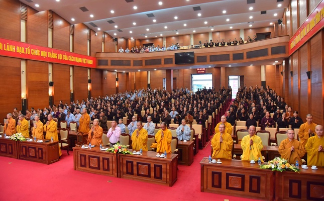 Chư tôn đức, đại diện chính quyền và Phật tử tham dự lễ