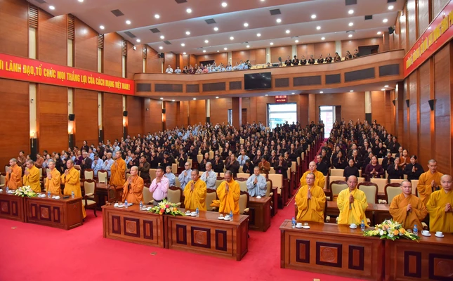 Chư tôn đức, đại diện chính quyền và Phật tử tham dự lễ