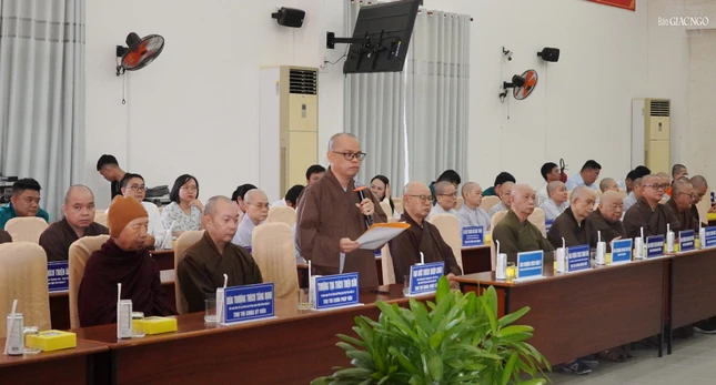 Đại đức Thích Thiện Châu đóng góp ý kiến tại buổi gặp mặt