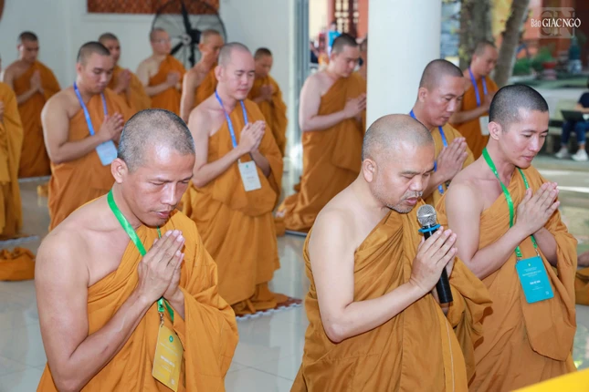 Thượng tọa Thích Giác Hoàng thay mặt chư tôn đức Ban Điều hành, Ban Quản giới tử báo cáo số lượng giới tử và cầu thỉnh pháp từ sách tấn từ Hòa thượng Chánh Chủ đàn