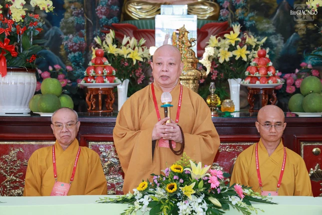 Hòa thượng Thích Lệ Trang sách tấn giới tử