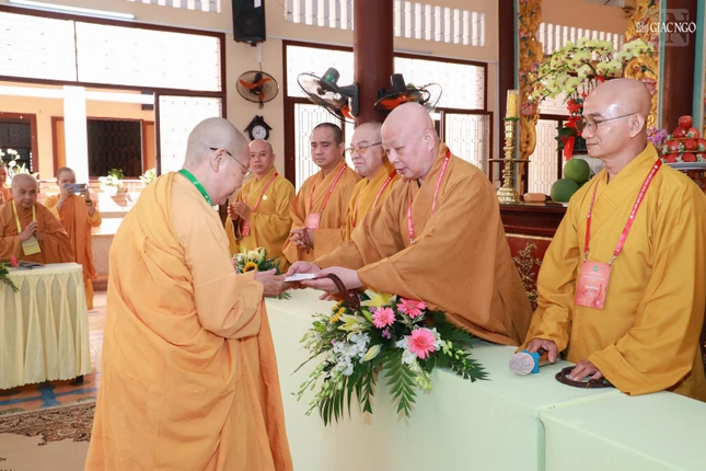 Trao tịnh tài cúng dường điểm truyền giới tịnh xá Ngọc Phương