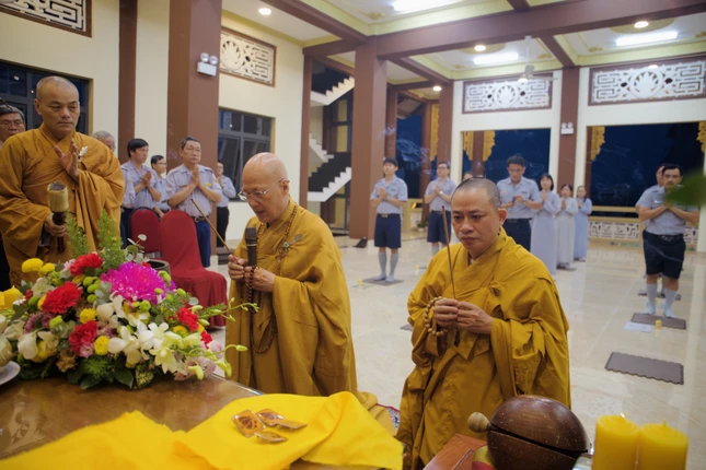 Chư tôn đức niêm hương bạch Phật