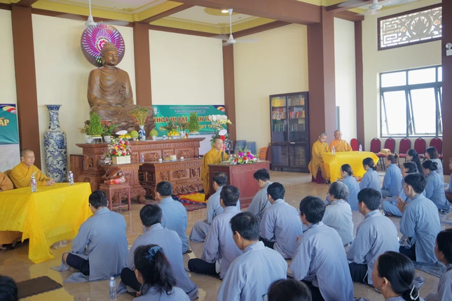 Khóa tu Bát Quan trai diễn ra tại chùa Thiên Chánh