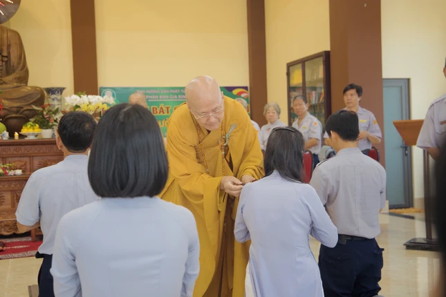 Hòa thượng Thích Chơn Không gắn cấp hiệu đến các huynh trưởng