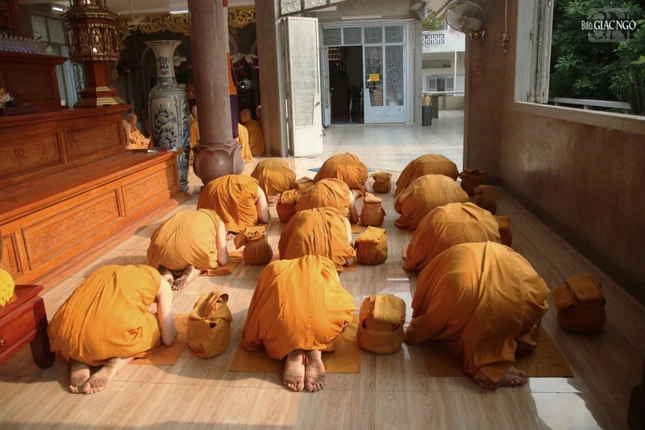 Giới tử phủ phục thể hiện lòng tôn kính đối với Hội đồng Thập sư