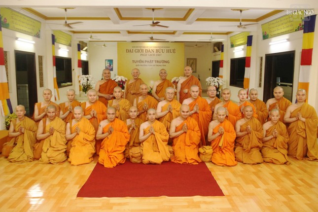 Các giới tử đã được chư tôn đức giới sư trao truyền giới pháp