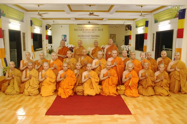 Các giới tử đã được chư tôn đức giới sư trao truyền giới pháp