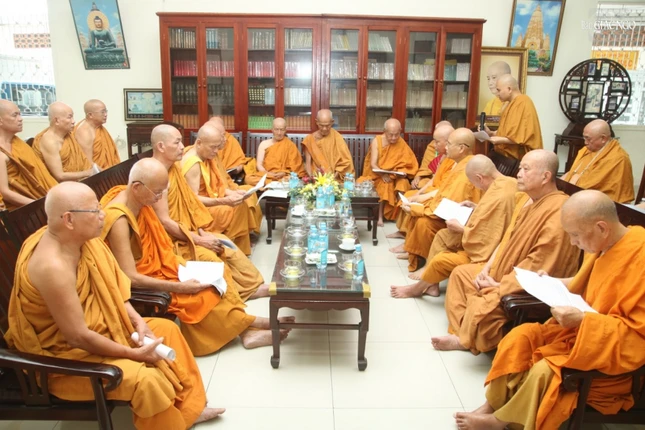 Chư tôn đức Hội đồng Thập sư thảo luận đàn truyền giới