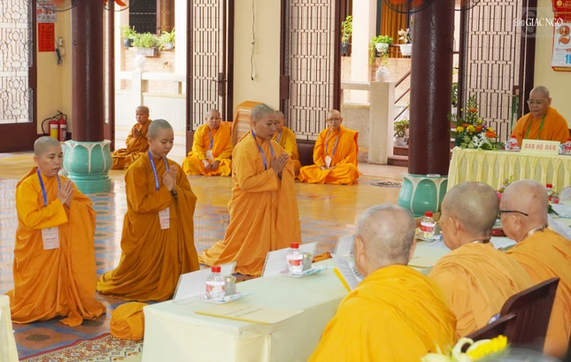 Giới tử Tỳ-kheo-ni trang nghiêm, thanh tịnh đón nhận giới pháp