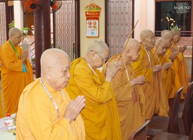 Niêm hương, đảnh lễ Tam bảo