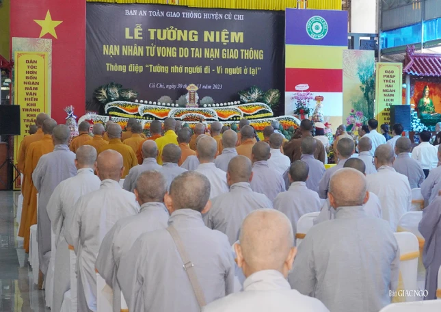 Tăng Ni đồng tụng thời kinh tưởng niệm